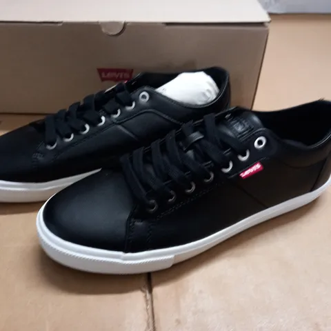 BOXED BRAND NEW LEVIS WOODWARD TRAINERS IN BLACK - UK 8