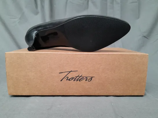 BOXED PAIR OF TROTTERS CLOSED TOE LOW HEEL SLIP-ON SHOES IN BLACK SIZE UNSPECIFIED