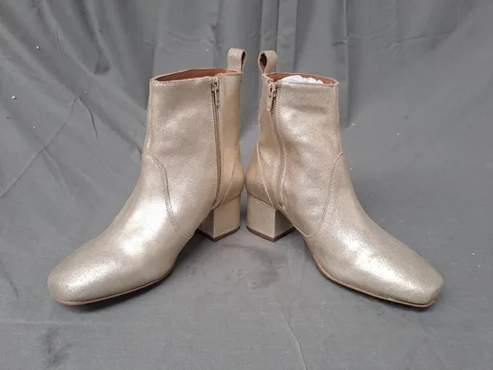 BOXED PAIR OF WHITE STUFF BLOCK HEEL BOOTS IN GOLD UK SIZE 5