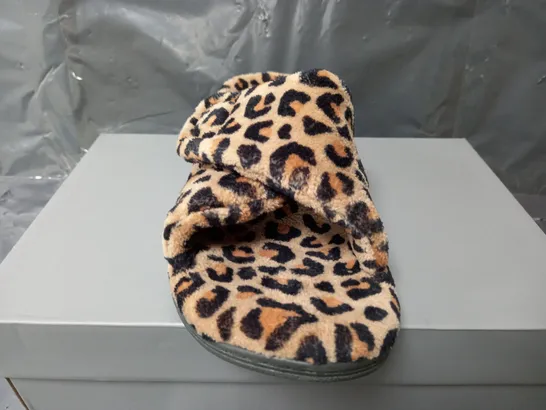 VIONIC INDULGE RELAX SLIPPERS IN LEOPARD PRINT - UK 6