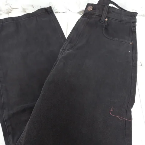 APPROXIMATELY 50 PAIRS OF LOOSE STRAIGHT JEANS IN GRAPHITE BLACK IN VARIOUS SIZES - COLLECTION ONLY