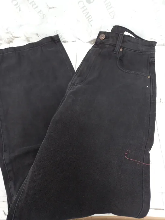 APPROXIMATELY 50 PAIRS OF LOOSE STRAIGHT JEANS IN GRAPHITE BLACK AND OFFSHORE RIP BLUE IN VARIOUS SIZES - COLLECTION ONLY