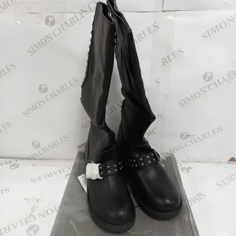 4 BOXED PAIRS OF CASANDRA KNEE-HIGH BOOTS IN BLACK SIZE 5