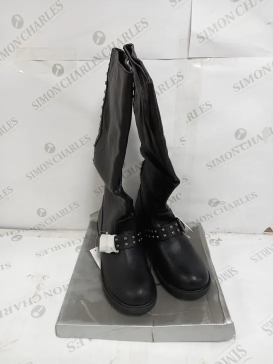 4 BOXED PAIRS OF CASANDRA KNEE-HIGH BOOTS IN BLACK SIZE 5