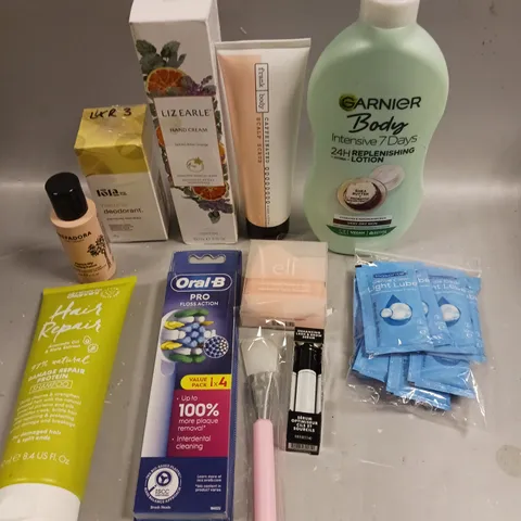 APPROXIMATELY 20 ASSORTED HEALTH & BEAUTY PRODUCTS TO INCLUDE ORAL-B REPLACEMENT BRUSHES, HAIR REPAIR CREAM, LIZ EARLE HAND CREAM ETC 