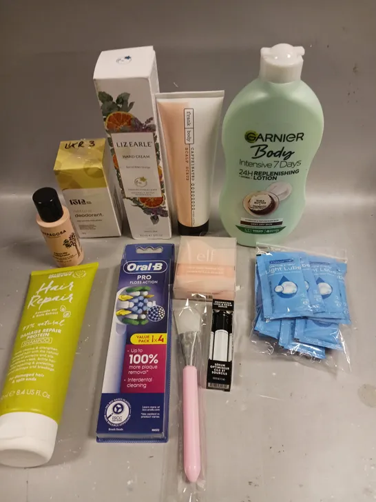 APPROXIMATELY 20 ASSORTED HEALTH & BEAUTY PRODUCTS TO INCLUDE ORAL-B REPLACEMENT BRUSHES, HAIR REPAIR CREAM, LIZ EARLE HAND CREAM ETC 