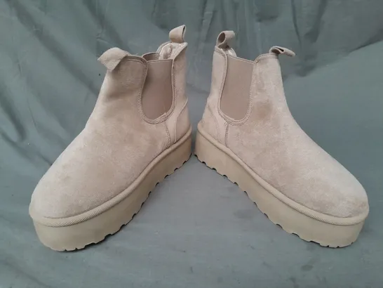 BOXED PAIR OF DESIGNER PLATFORM ANKLE BOOTS IN TAN EU SIZE 40