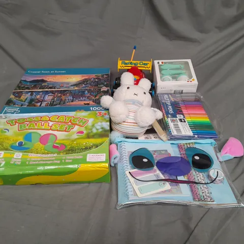 BOX OF ASSORTED TOYS AND GAMES TO INCLUDE TEDDIES, JIGSAWS AND FELT TIP PENS 