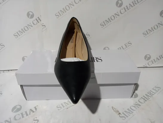 BOXED PAIR OF DREAM PAIRS POINTED TOE LOW BLOCK HEEL SHOES IN BLACK UK SIZE 6.5