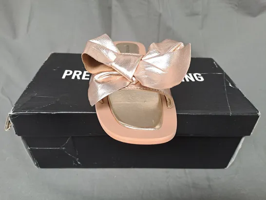 BOXED PAIR OF PRETTY LITTLE THING OPEN TOE FLAT SANDALS IN METALLIC GOLD W. BOW DETAIL EU SIZE 40