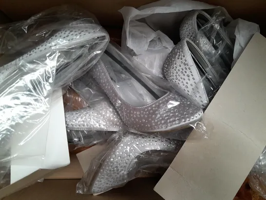 BOX OF APPROXIMATELY 10 ASSORTED PAIRS OF SHOES AND FOOTWEAR ITEMS TO INCLUDE LAVANDA, OCCASIONS, ETC