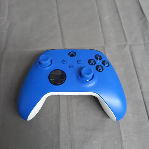 XBOX CONTROLLER IN SHOCK BLUE