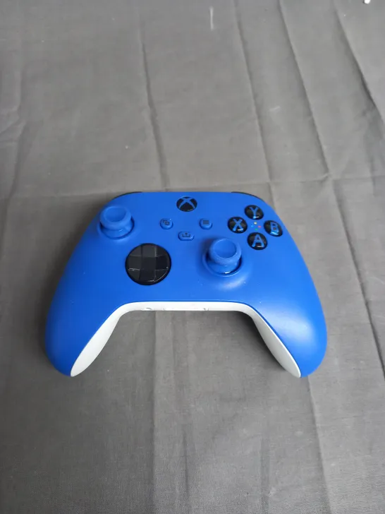 XBOX CONTROLLER IN SHOCK BLUE