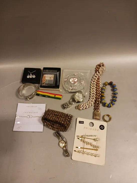 APPROXIAMTELY 30 ASSORTED BOXED & LOOSE JEWELLERY PRODUCTS TO INCLUDE RINGS, NECKLACES, EARRINGS ETC	