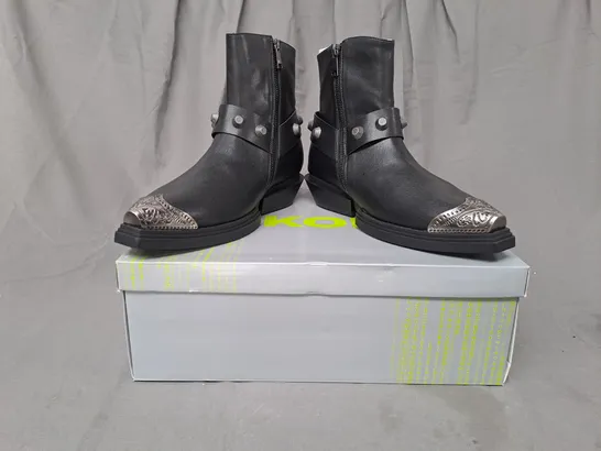 BOXED PAIR OF KOI SOUL RENDER COWBOY BOOTS IN BLACK/SILVER EFFECT UK SIZE 7