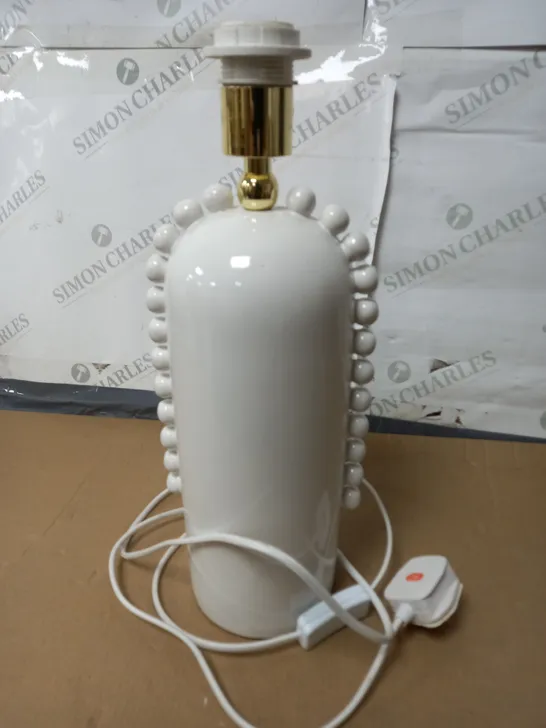 UNBOXED WHITE CERAMIC TABLE LAMP