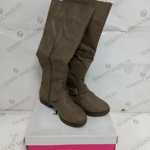 3 BOXED PAIRS OF JUSTFAB BRYARA KNEE HIGH BOOTS IN GREY TO INCLUDE SIZES 3.5, 4, 4.5 