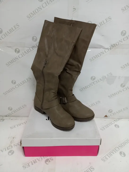 3 BOXED PAIRS OF JUSTFAB BRYARA KNEE HIGH BOOTS IN GREY SIZE 4.5 