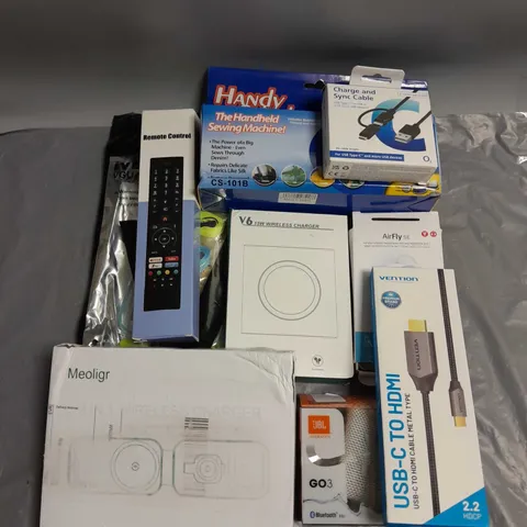 BOX OF APPROX 30 ELETRICAL ITEMS AND ACCESSORIES TO INCLUDE JBL GO3 PORTABLE SPEAKER, MEOLIGR WIRELESS CHARGER, HANDY STITCH HANDHELD SEWING MACHINE ETC 