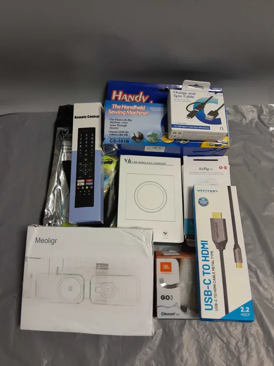 BOX OF APPROX 30 ELETRICAL ITEMS AND ACCESSORIES TO INCLUDE JBL GO3 PORTABLE SPEAKER, MEOLIGR WIRELESS CHARGER, HANDY STITCH HANDHELD SEWING MACHINE ETC 