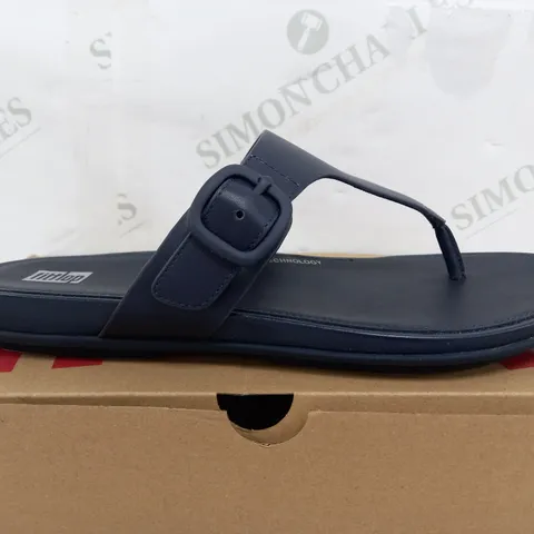 BOXED PAIR OF FITFLOP GRACIE RUBBER BUCKLE LEATHER TOE POST SANDALS IN MIDNIGHT NAVY - UK 5.5 