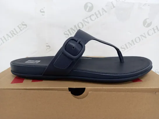 BOXED PAIR OF FITFLOP GRACIE RUBBER BUCKLE LEATHER TOE POST SANDALS IN MIDNIGHT NAVY - UK 5.5 