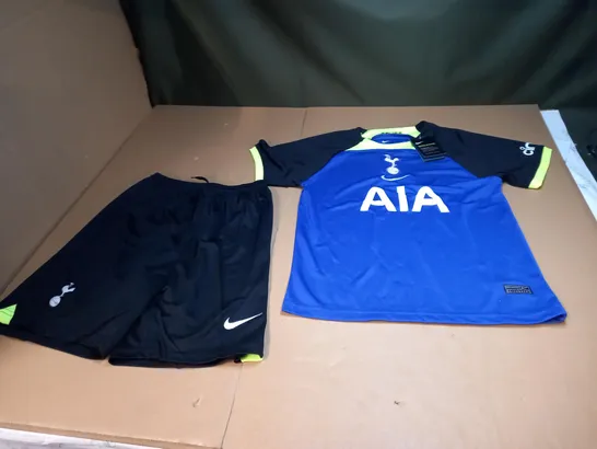 TOTTENTHAM HOTSPURS AWAY JERSEY AND SHORTS SIZE UNSPECIFIED