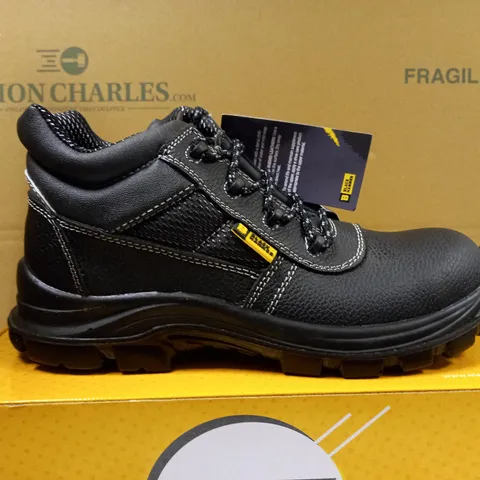 BOXED PAIR OF BLACK HAMMER STEEL TOE CAP WORK BOOTS - SIZE 9