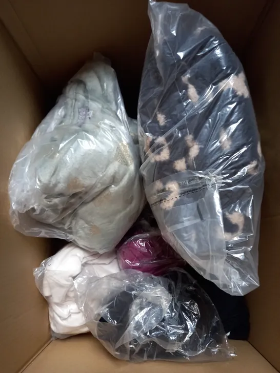 BOX OF APPROXIMATELY 12 CLOTHING ITEMS TO INCLUDE DRESS, LOUNGEWEAR, CARDIGAN ETC