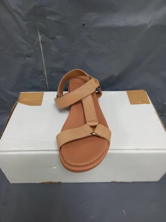 BEN DE LISI LEATHER SANDALS TAUPE SIZE 7