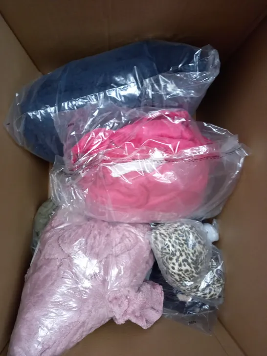 BOX OF APPROXIMATELY 10 ASSORTED CLOTHING ITEMS TO INCLUDE LOUNGE SET, CARDIGAN, JUMPER ETC