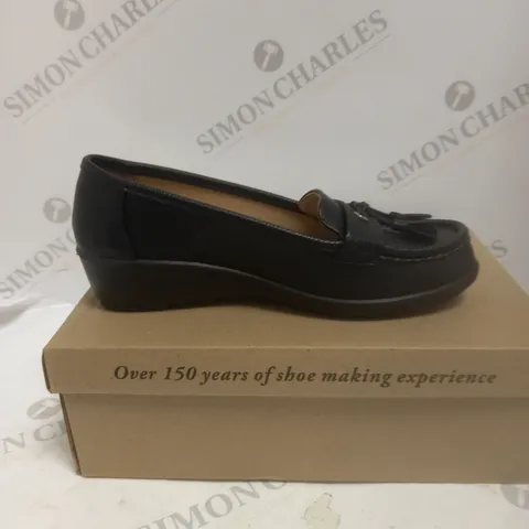 BOXED PAIR OF CUSHION WALK TASSLE LOAFERS - 5