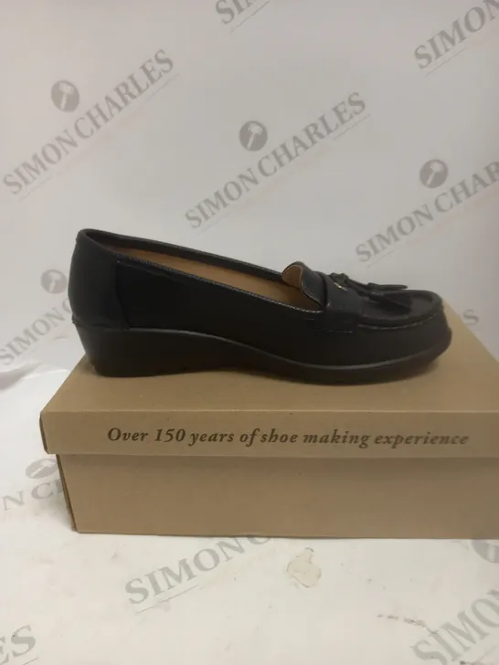 BOXED PAIR OF CUSHION WALK TASSLE LOAFERS - 5