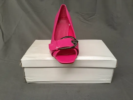 BOXED PAIR OF DESIGNER OPEN TOE MID HEELED SHOES IN FUCHSIA EU SIZE 39