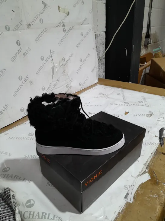 BOXED VIONIC FLUFFY TRAINERS BLACK SIZE 5 