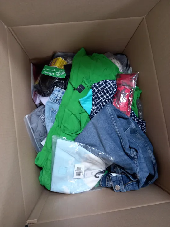 BOX OF APPROX 20 ASSORTED CLOTHING ITEMS TO INCLUDE JEANS, DRESS, HATS, ETC. 