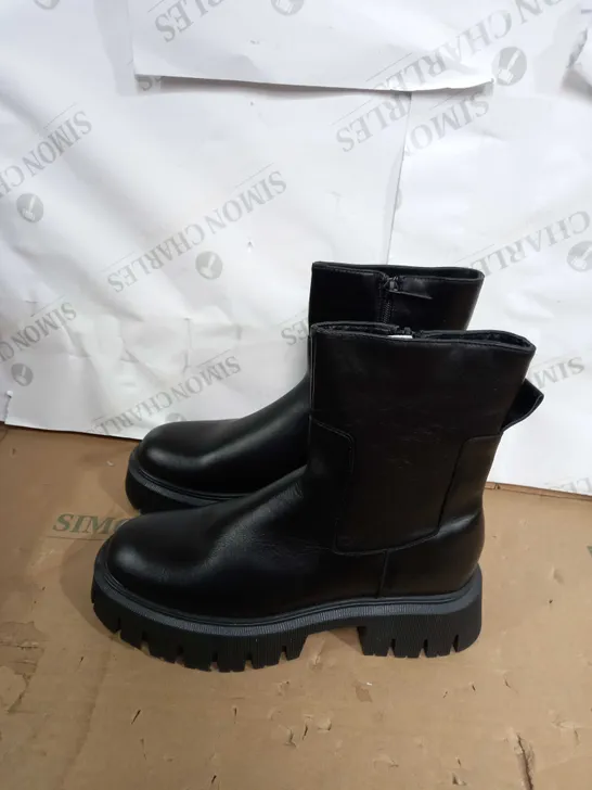 PAIR OF ZARA ANKLE BOOTS IN BLACK SIZE 39