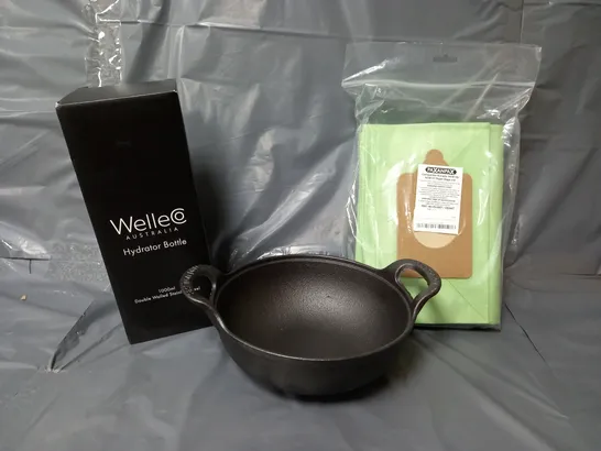 APPROXIMATELY 20 ASSORTED ITEMS TO INCLUDE CAST IRON PAN, PAPRE BAGS, WELLE AUSTRALIA HYDRATOR BAG, ETC