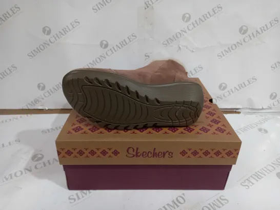 BOXED PAIR OF SKECHERS PARALLEL OFF HOURS SIDE ZIP BOOTIE MUSHROOM UK SIZE 6