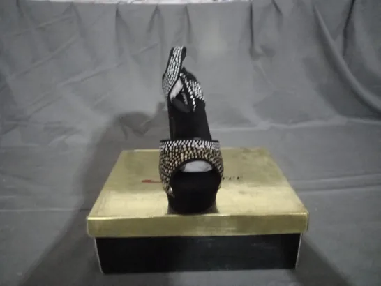 APPROXIMATELY 9 BOXED PAIRS OF SPRIRER BLOCK HEELED SANDALS IN BLACK/GOLD VARIOUS SIZES TO INCLUDE SIZE 38EU 