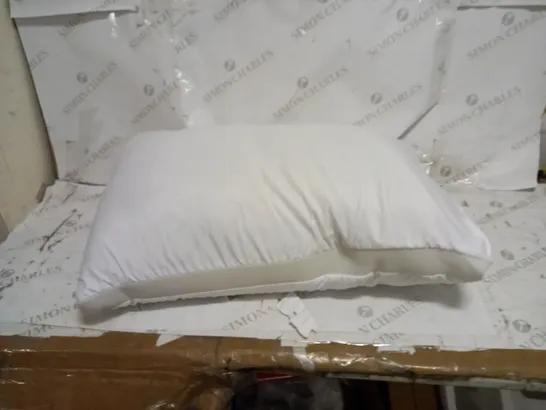 WHITE BEDROOM PILLOW 572050