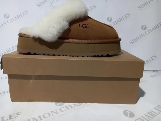 BOXED PAIR OF UGG SLIPPERS IN BROWN UK SIZE 5