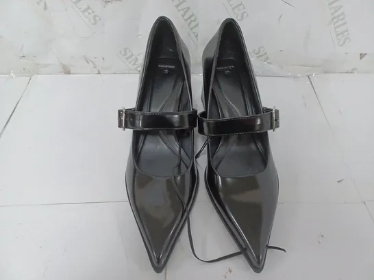 PAIR OF BERSHKA BUCKLE POINTED TO HEELS IN BLACK - SIZE 38