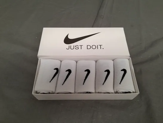 BOXED NIKE JUST DO IT WHITE SOCKS - SIZE UNSPECIFIED 