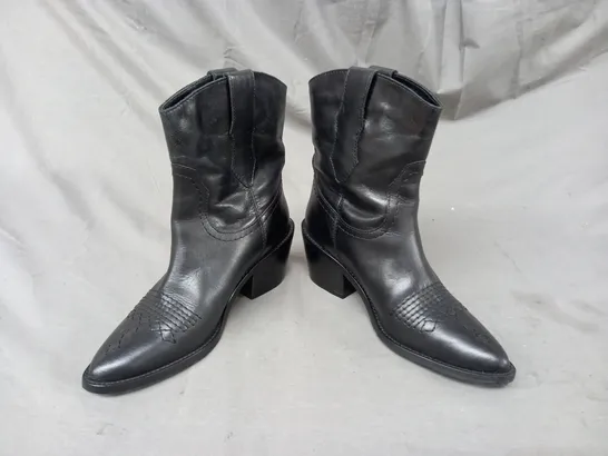 BOXED PAIR OF SOLEA WAYNE ANKLE BOOTS IN BLACK EU SIZE 35