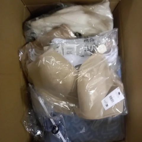 BOX OF APPROXIMATELY 15 ASSORTED CLOTHING ITEMS TO INCLUDE JUMPERS AND T-SHIRTS  