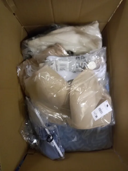 BOX OF APPROXIMATELY 15 ASSORTED CLOTHING ITEMS TO INCLUDE JUMPERS AND T-SHIRTS  