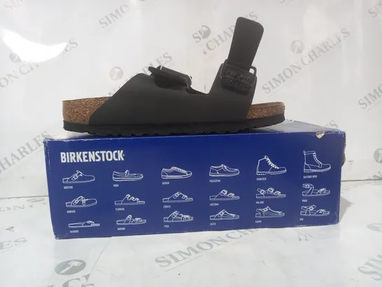 BOXED PAIR OF BIRKENSTOCK ARIZONA BS SANDALS IN BLACK EU SIZE 39