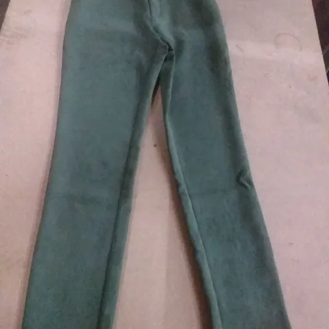 BOX OF APPROXIMATELY 16 MARLAWYNNE STRETCH FAUX SUEDE JEAN REGULAR THYME SIZE 6