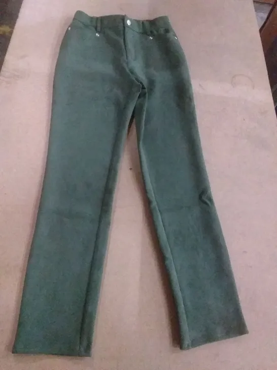 BOX OF APPROXIMATELY 16 MARLAWYNNE STRETCH FAUX SUEDE JEAN REGULAR THYME SIZE 6